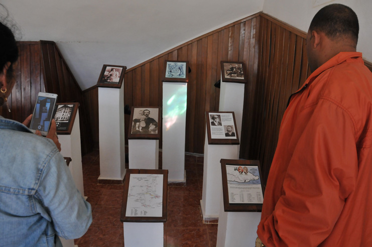 Los 23 pedestales erigidos dentro del Memorial registran, en fotos, importantes pasajes de la vida política e intelectual de José Martí. /Foto: Juan Carlos Dorado