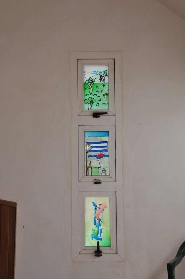 Los vitrales del Memorial Hanábana reproducen dibujos ganadores de un concurso infanto-juvenil de artes plásticas convocado con dicho propósito. /Foto: Juan Carlos Dorado