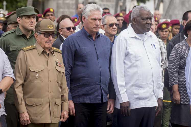 El primer secretario del Partido Comunista de Cuba, Raúl Castro, el presidente de la República, Miguel Díaz-Canel, y el titular de la Asamblea Nacional, Esteban Lazo, rindieron homenaje póstumo a la destacada revolucionaria Asela de los Santos. /Foto: Prensa Latina