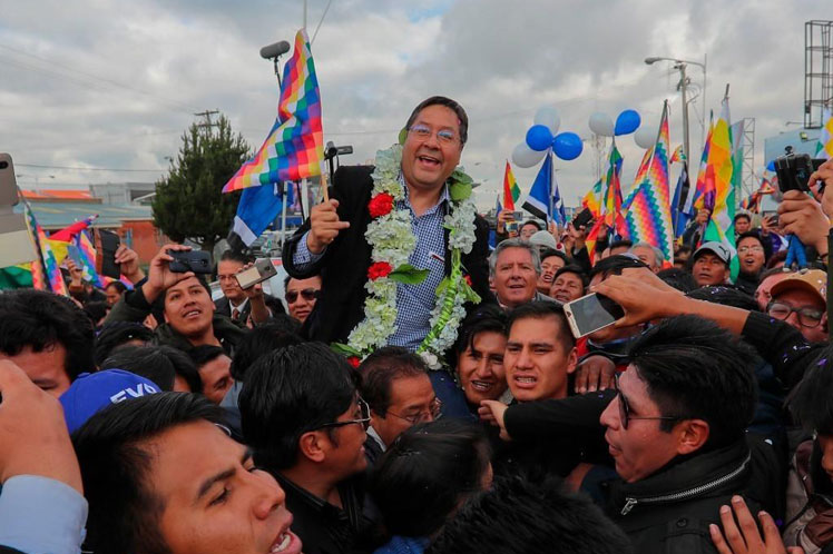 Así fue de apoteósico el recibimiento a Lucho Catacora a su llegada el martes a Bolivia procedente de Argentina, para iniciar su campaña electoral con miras a los comicios del 3 de mayo próximo derivados del golpe de Estado contra Evo Morales.