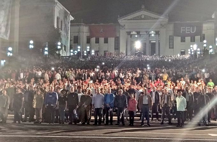 Raúl y Díaz-Canel junto a otros dirigentes del Partido y el Gobierno encabezaron la Marcha de las Antorchas. /Foto: Twitter @PresidenciaCuba