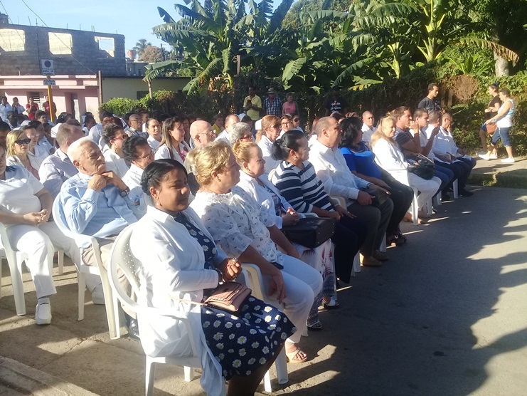 Autoridades de Salud y representantes de la CTC, Sindicato, Gobierno, entre otros, acompañaron al pueblo de la barriada de Tulipán, en Cienfuegos, este día de aniversario. /Foto: Magalys Chaviano