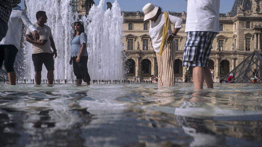 La gente se refresca en las fuentes del Louvre. /Foto: Rafael Yaghobzadeh (AP)