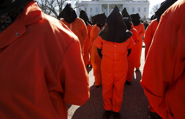 Manifestantes exigen frente a la Casa Blanca el cierre de la ilegal base naval de Guantánamo. Imagen del 11 de enero de 2016. /Foto: Jonathan Ernst (Reuters)
