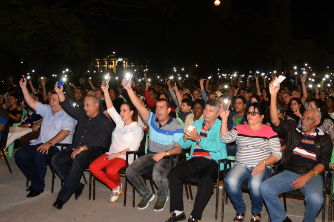 La luz de una nación toda alumbrando el homenaje de los agradecidos al Maestro.