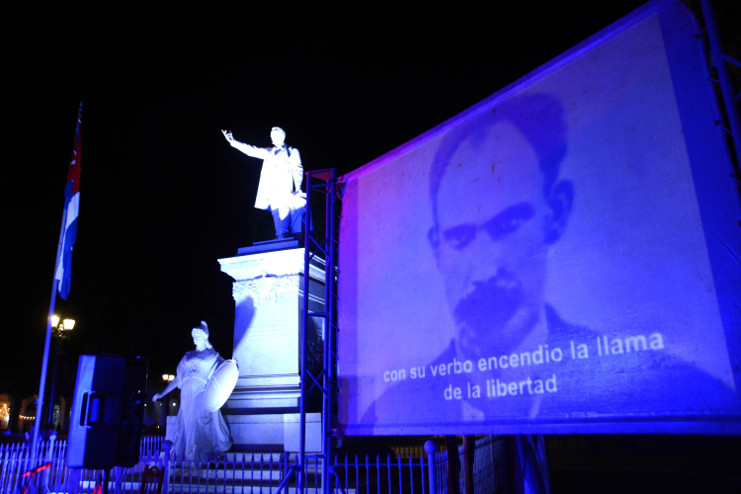 El Héroe es nación y luz, en toda la extensión semántica de esas enormes palabras. /Foto: Juan Carlos Dorado