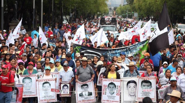 La policía del estado mexicano de Chiapas desalojó con gases lacrimógenos a estudiantes normalistas y familiares de los 43 estudiantes desaparecidos de Ayotzinapa. /Foto: HispanTV