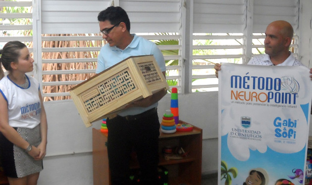 Ariel Balmaseda Santana, director de la marca, durante la donación al laboratorio de Neurodesarrollo en la sede Conrado Benítez. /Foto: Delvis