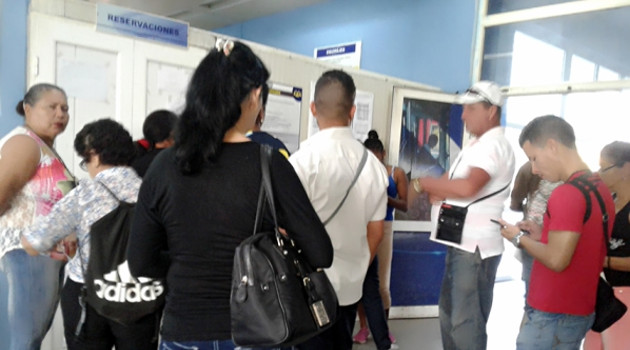 Muy lento el servicio. Desesperante el proceso de venta de reservaciones en la Agencia de Viajes de la Terminal de Ómnibus de Cienfuegos. /Foto: Mireya