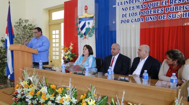 Susely Morfa González, integrante del Consejo de Estado declaró en posesión de sus cargos al Gobernador y Vicegobernador de Cienfuegos./Foto: Efraín Cedeño
