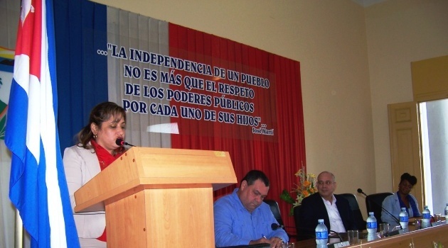 Susely Morfa González, integrante del Consejo de Estado declaró en posesión de sus cargos al Gobernador y Vicegobernador de Cienfuegos./Foto: Efraín Cedeño