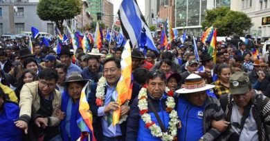 En su recorrido al TSE, Arce y Choquehuanca fueron acompañados por una nutrida marcha de simpatizantes del Movimiento al Socialismo. /Foto: www.eldeber.com.bo