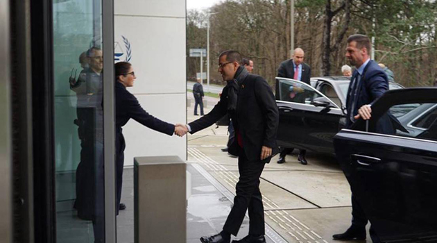 Canciller venezolano Jorge Arreaza en la sede de la Corte Penal Internacional de La Haya, Países Bajos. /Foto: mppre.gob.ve