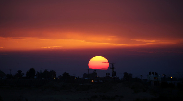 Atardecer en la Franja de Gaza. /Foto: Ibraheem Abu Mustafa (Reuters)