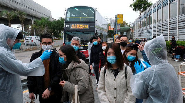 Chequeo de temperatura en una parada de autobús en Tin Shui Wai, ciudad fronteriza con Hong Kong, China, el 4 de febrero de 2020. /Foto: Tyrone Siu (Reuters)