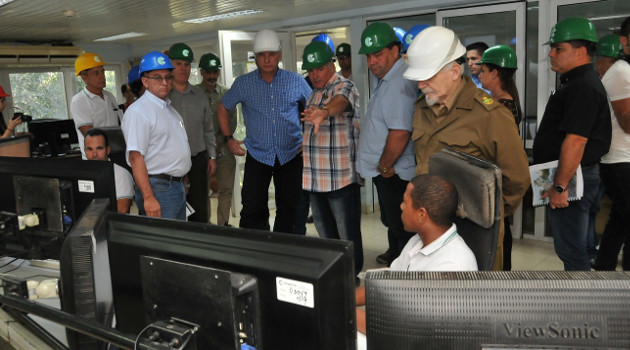 Díaz-Canel se interesó por el proceso de informatización en Cementos Cienfuegos S.A. /Foto: Julio