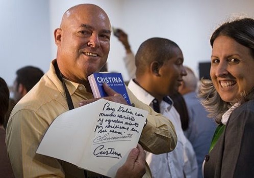Alex Castro muestra un ejemplar de "Sinceramente" dedicado a Dalia, esposa de Fidel Castro. Foto: Irene Pérez/ Cubadebate.