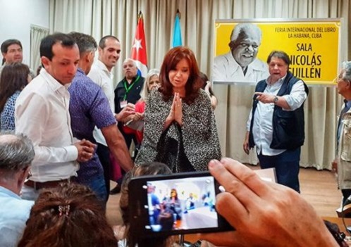 Sinceramente ya es historia y relato certero de la Argentina de estos tiempos. Cristina Fernández firma su libro al público de FILCuba 2020. Foto: Jorge Suñol/ Cubadebate.