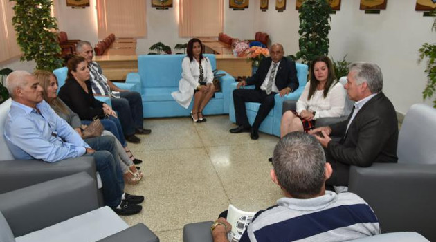 El Presidente se reunió en Santa Clara con familiares del médico Landy Rodríguez Hernández, secuestrado junto a su colega Assel Herrera Correa desde el pasado mes de abril en Kenya. /Foto: Estudios Revolución