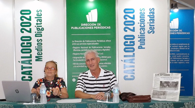 Mercedes Caro Nodarse, directora y fundadora, e Ildefonso Igorra López, Redactor Jefe de 5 de Septiembre, durante la presentación en la Feria Internacional del Libro de La Habana. /Foto: Yara.