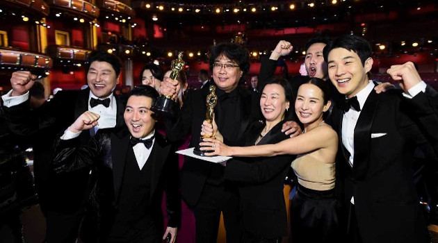Bong Joon Ho y el elenco de 'Parásitos' posan en la gala de los Óscar, Los Ángeles (California, EE.UU.), el 9 de febrero de 2020. /Foto: Matt Petit (Reuters)