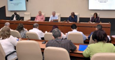 Díaz-Canel se reunió con los gobernadores que recién tomaron posesión de sus cargos en todo el país, quienes se encuentran en La Habana en un seminario de preparación. /Foto: Estudios Revolución