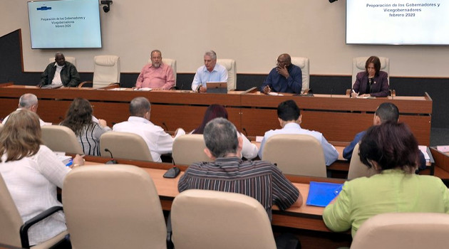 Díaz-Canel se reunió con los gobernadores que recién tomaron posesión de sus cargos en todo el país, quienes se encuentran en La Habana en un seminario de preparación. /Foto: Estudios Revolución