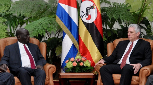 Miguel Díaz-Canel Bermúdez conversa con Edward Kiwanuka Ssekandi, vicepresidente de la República de Uganda. /Foto: Estudios Revolución