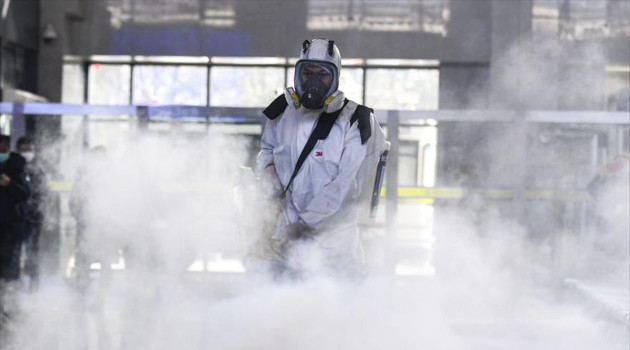 Trabajador con traje de anticontagio fumiga una zona de la ciudad de Wuhan para disminuir el peligro del contagio del brote del nuevo coronavirus en esa urbe. /Foto: HispanTV