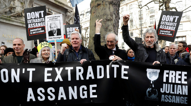 Protesta contra la extradición de Julian Assange fuera de la Alta Comisión Australiana en Londres, Gran Bretaña, 22 de febrero de 2020. /Foto: Peter Nicholls (Reuters)