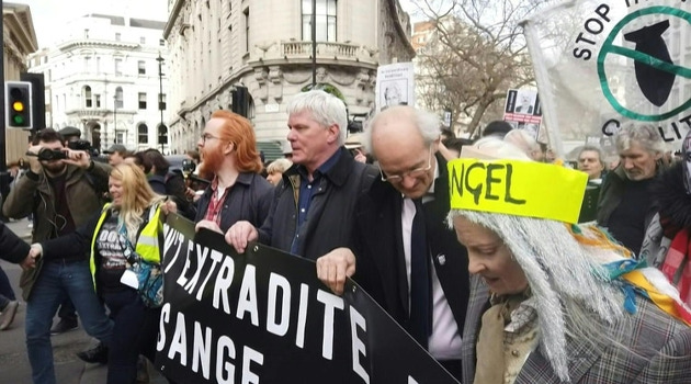 Centenares de personas desfilaron este sábado último en el centro de Londres para reclamar que no se extradite a Estados Unidos al fundador de WikiLeaks, Julian Assange, cuyo caso será examinado por un juez a partir de hoy lunes. /Foto: Internet