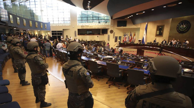 Militares ingresan al Congreso de El Salvador por orden del presidente Nayib Bukele, el 9 de febrero de 2010. /Foto: Salvador Meléndez (AP)