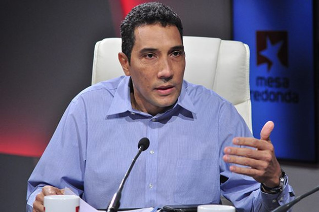 El ministro de Transporte, Eduardo Rodríguez Dávila, en la Mesa Redonda. /Foto: Roberto Garaycoa Martínez (Cubadebate)