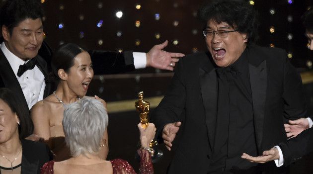 Los productores de la película 'Parásitos', Kwak Sin Ae y Bong Joon Ho, ganan el Oscar a la mejor película, el 9 de febrero de 2020. /Foto: Chris Pizzello (AP)