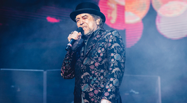 El cantautor español, Joaquín Sabina, durante el concierto en el Wizink Center de Madrid, el 12 de febrero de 2020, poco antes de sufrir la caída. /Foto: Mariano Regidor (Gettyimages.ru)