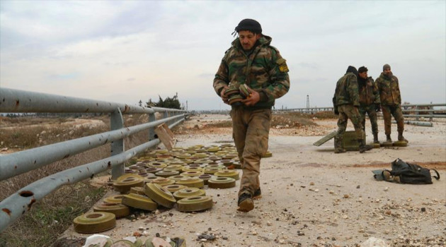 Fuerzas sirias eliminan las minas terrestres en la carretera que conecta la ciudad norteña de Alepo y la capital Damasco, 15 de febrero de 2020. /Foto: AFP