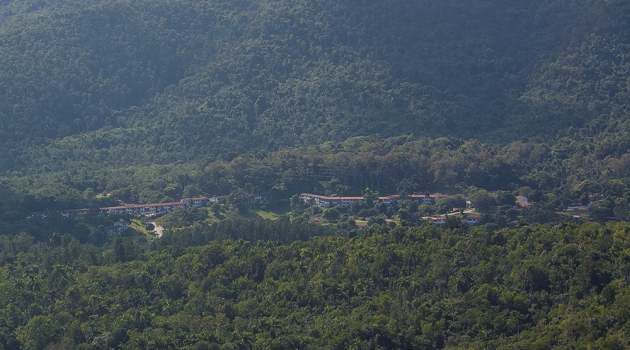 Un asentamiento ajustado a las características de la topografía local, y rodeado de montañas y grandes valofres naturales. Foto: Deny Extremera/ Cubadebate.
