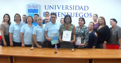 Los trabajadores de Gabi & Sofi junto a la rectoría y el gremio de la sede universitaria Conrado Benítez, de Cienfuegos. /Foto: Delvis