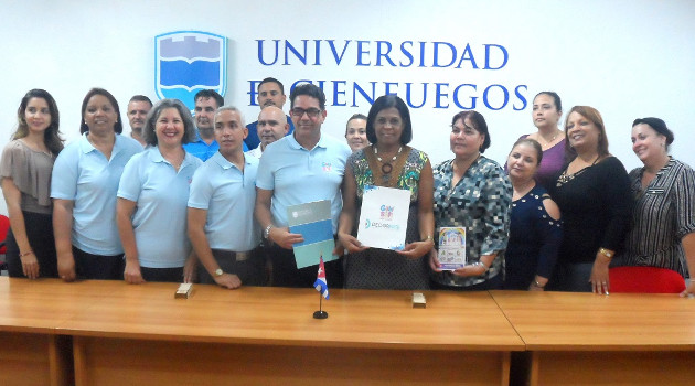 Los trabajadores de Gabi & Sofi junto a la rectoría y el gremio de la sede universitaria Conrado Benítez, de Cienfuegos. /Foto: Delvis