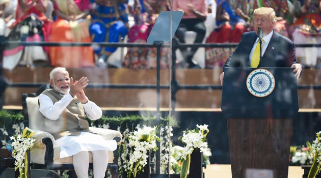 Protegido por una valla transparente, el presidente de EE.UU., Donald Trump, habla en el estadio de Sardar Patel este lunes 24 de febrero de 2020, en el inicio de su primera visita oficial a la India. /Foto: AFP