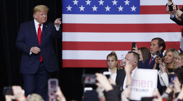 El presidente Donald Trump camina hacia el podio antes de hablar en un mitin de campaña dentro del estadio Knapp Center en la Universidad Drake el 30 de enero de 2020 en Des Moines, Iowa. /Foto: AFP