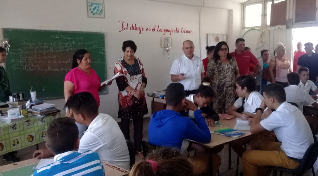 Autoridades visitan el Centro Mixto de Educación en la localidad de Turquino, municipio de Rodas. /Foto: Magalys