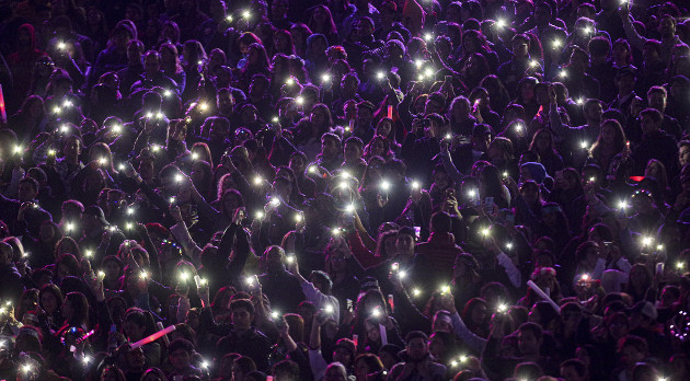 Fans de Maroon 5 durante su actuación en Viña del Mar, Chile, 27 de febrero de 2020. /Foto: Esteban Felix (AP)