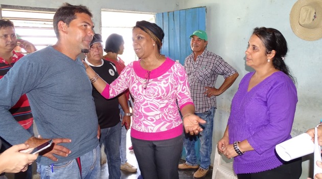 Dalemis Alonso Jiménez, presidenta de la AMPP en Cruces (a la derecha) en intercambio con la viceprimera ministra Inés María Chapman, durante la visita gubernamental a Cienfuegos./ Foto: Dayneris Torres Núñez