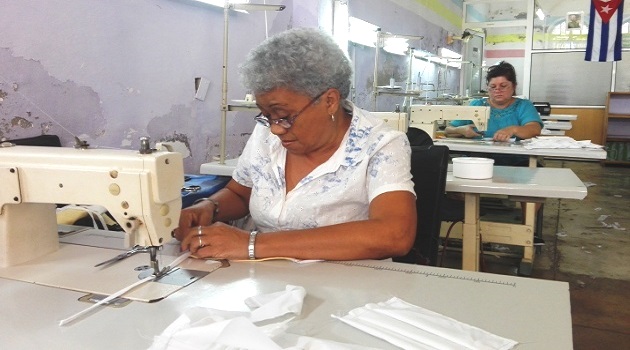 En el Atelier Maniquí, de la ciudad de Cienfuegos, se confeccionan nasobucos para instituciones del sistema de Salud Pública en la provincia./Foto: Roberto Alfonso