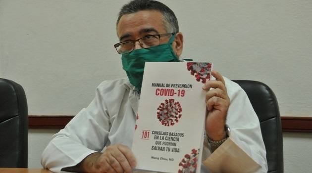 Dr. Victor René Navarro Machado, director del Consejo de Publicaciones Científicas de la Salud, muestra la publicación presentada.