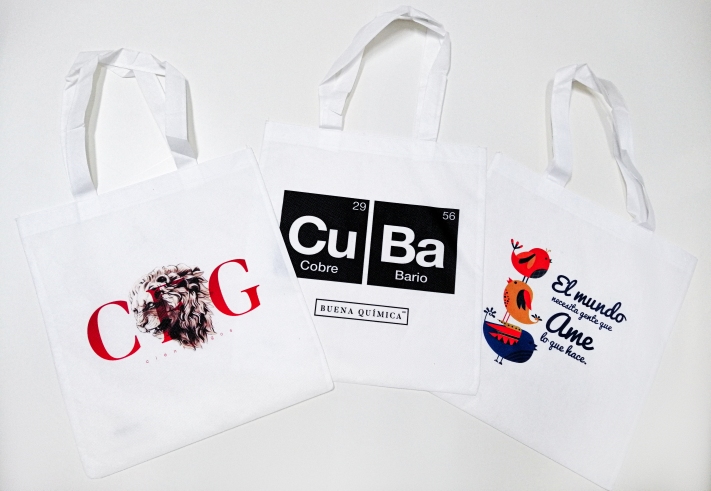 Bolsas y pulóveres con elementos universales o distintivos de Cuba y Cienfuegos aparecen también entre los productos de Enso./ Foto: cortesía Enso