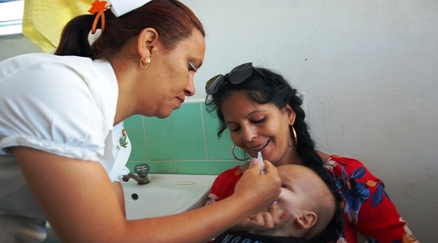 Por el policlínico universitario José Luis Chaviano Chávez inició ofialmente en Cienfuegos la 59 Campaña nacional de vacunación antipoliomielítica oral bivalente/ Foto Karla Colarte