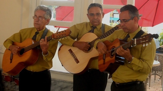 Los Bohemios interpretando sus temas durante la peña del último viernes de febrero, en el “Ferrer”./Foto: Delvis