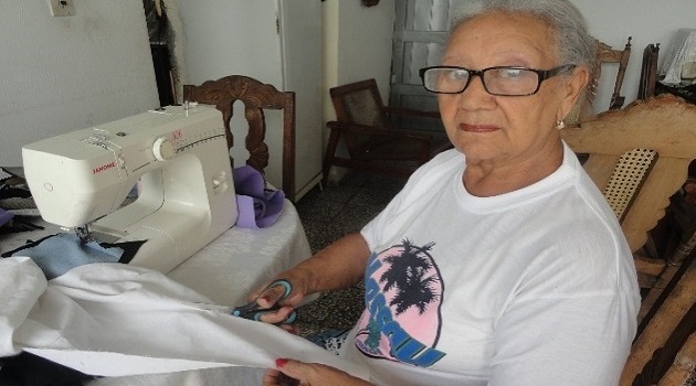 María Antonia Cardoso, una profesora de Historia, jubilada, y costurera, propone un proyecto en su barrio, el reparto de Pastorita./Foto: Magalys Chaviano